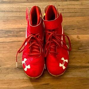 Under Armor Boys Red All-Purpose Cleats Size 5. Like New